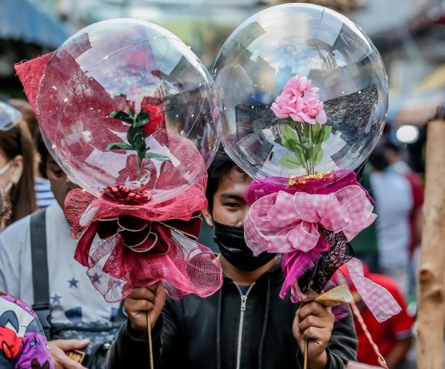 13 일 필리핀 마닐라에서 밸런타인 데이를 앞두고 꽃시장에서 판매하고 있는 풍선 꽃다발. 신화
