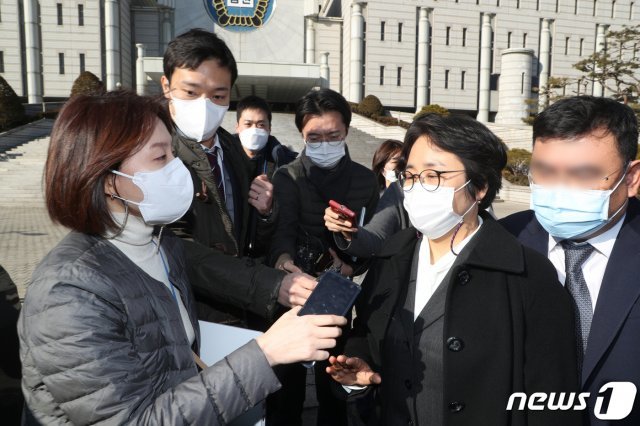 ‘환경부 블랙리스트’ 의혹 기소된 신미숙 전 청와대 균형비서관이 9일 오후 서울 서초구 서울중앙지방법원에서 열린 직권남용권리행사방해등 선고공판을 마치고 청사를 나서고 있다. . 2021.2.9/뉴스1 © News1