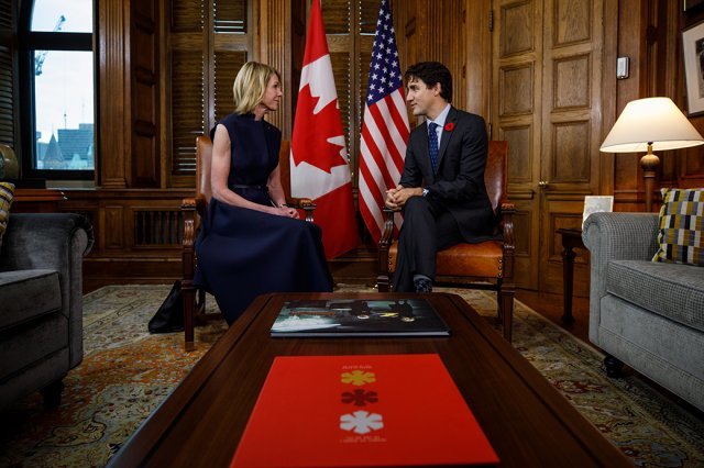 켈리 크래프트 전 캐나다 주재 미국대사(왼쪽)가 캐나다 의회를 방문해 저스틴 트리도 총리(오른쪽)와 만났을 때 모습. 남편이 미 
굴지의 석탄재벌인 그녀는 대사 임기(2017~19년) 동안 자주 자리를 비워 논란이 됐다.캐나다 총리실 홈페이지