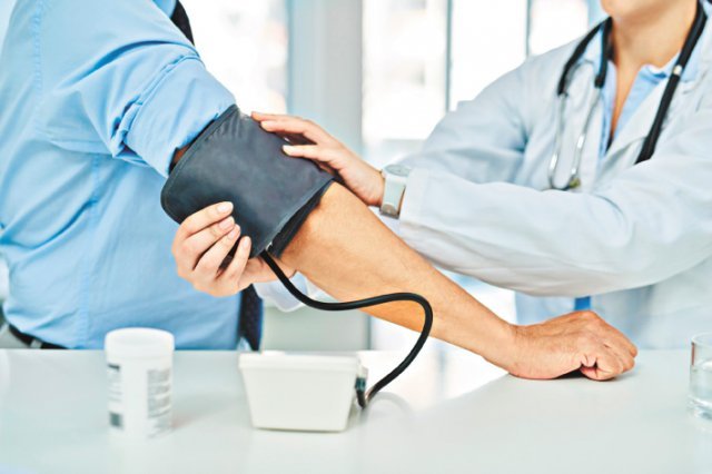 워치로 혈압을 관리할 때는 일반 혈압계의 혈압값을 주기적으로 입력해 정확도를 유지해야 한다. 사진=게티이미지코리아
