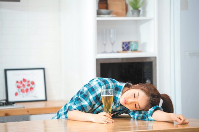 집에서 혼자 술을 마시는 ‘홈술족’과 ‘혼술족’이 늘고 있다. 잘못된 음주 습관은 알코올 의존도를 높일 수 있어 주의가 필요하다. 편안한 분위기에서 마시면 음주량 제어가 잘 되지 않고 습관화 될 가능성이 높다. 게티이미지코리아