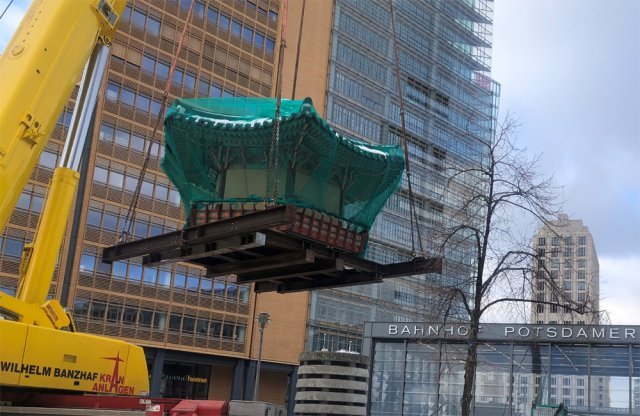 13일(현지 시간) 오전 독일 베를린 포츠담 광장에서 기중기로 통일정자가 옮겨지는 모습. 주독일 한국문화원 제공