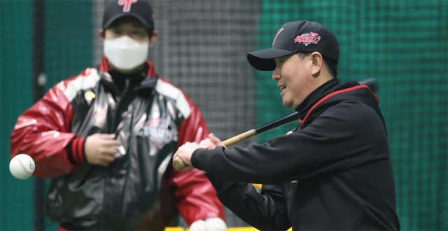 류지현 LG 감독이 경기 이천 LG챔피언스파크에서 진행 중인 스프링캠프에서 직접 방망이를 들고 펑고를 하고 있다. 프랜차이즈 스타 출신으로 처음 LG 사령탑에 오른 그는 솔선수범하는 모습으로 선수단의 마음을 사로잡고 있다. LG 제공