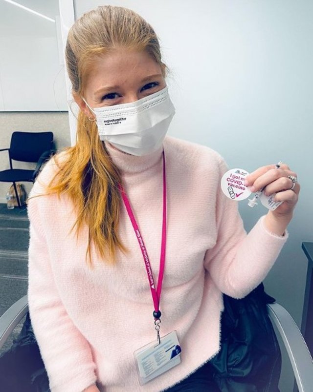 12일 코로나19 백신을 맞은 뒤 접종 배지를 들어 보이며 웃고 있는 제니퍼 게이츠. 제니퍼 게이츠 인스타그램