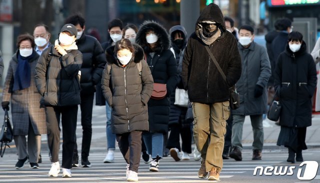 전국이 영하권 날씨를 보인 8일 오전 서울 종로구 광화문 네거리에서 시민들이 출근길 발걸음을 재촉하고 있다. 2021.2.8/뉴스1 © News1