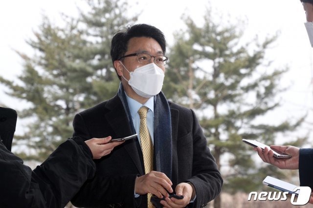 김진욱 고위공직자범죄수사처(공수처)장이 15일 오전 경기 정부과천청사 공수처로 출근, 취재진 질문에 답하고 있다. 2021.2.15/뉴스1 © News1