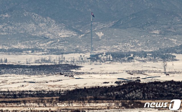 경기도 파주 오두산통일전망대에서 바라본 북한 황해북도 기정동 마을에 인공기가 휘날리고 있다. 2021.2.4/뉴스1 © News1