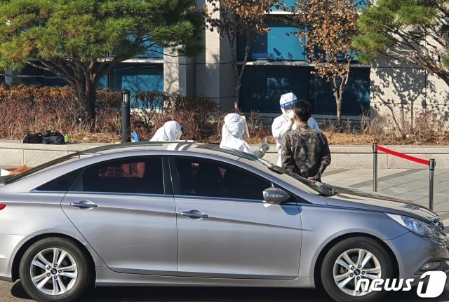 작년 11월11일 서울 용산구 국방부 영내 합동참모본부 앞에 마련된 차량 이동형(드라이브스루) 검사소에서 관계자들이 신종 코로나바이러스 감염증(코로나19) 검사를 실시하고 있다. 2020.11.11/뉴스1 © News1