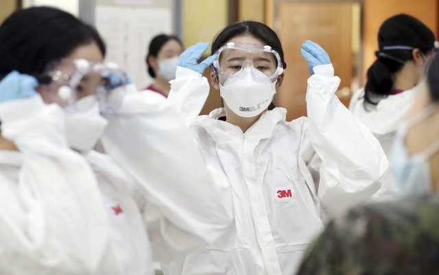 국군간호사관학교 신임 장교들이  대전광역시 국군간호사관학교에서 대구 국군병원으로 파견을 가기 전 신종 코로나바이러스 감염증(코로나19) 관련한 방호복 착용 교육을 받고 있다. 청와대사진기자단