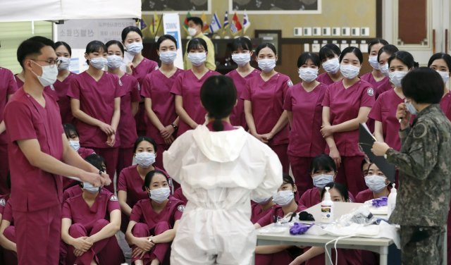 국군간호사관학교 신임 장교들이   대전광역시 국군간호사관학교에서 대구 국군병원으로 파견을 가기 전 신종 코로나바이러스 감염증(코로나19) 관련한 교육을 받고 있다. 청와대사진기자단