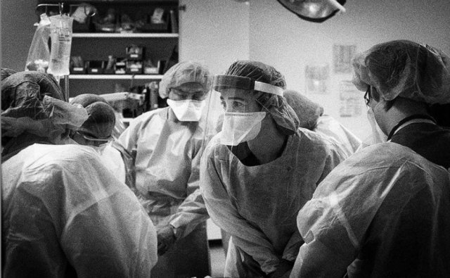 심정지가 온 코로나19 환자의 심폐소생술을 진행하며 심장박동을 모니터하고 있는 의사 몰리 그라시니. 스캇 코브너 인스타그램