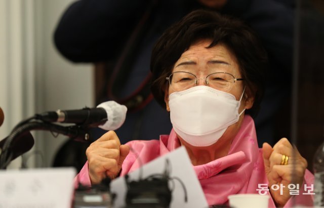 이 할머니는 주먹을 불끈 쥐며 국제법으로 일본의 죄를 밝혀 달라고 호소하고 있다.
