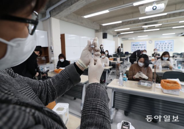 16일 서울 중구 동호로 대한간호협회에서 코로나19 백신접종 교육이 진행됐다.