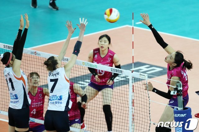 16일 오후 인천 계양체육관에서 열린 프로배구 ‘2020-21시즌 도드람 V리그’ 여자부 흥국생명과 IBK기업은행의 경기에서 흥국생명 김연경이 공격을 시도하고 있다. 2021.2.16/뉴스1 © News1