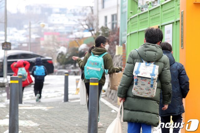 지난달 28일 서울시내 한 초등학교에서 학생들이 하교하고 있다./뉴스1 © News1