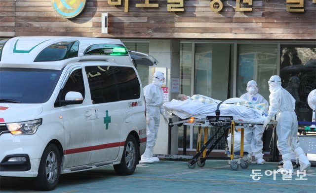신종 코로나바이러스 감염증(코로나19) 집단 감염이 발생한 서울의 한 요양병원에서 응급요원들이 다른 병원으로 환자를 이송하고 있다. 동아일보DB