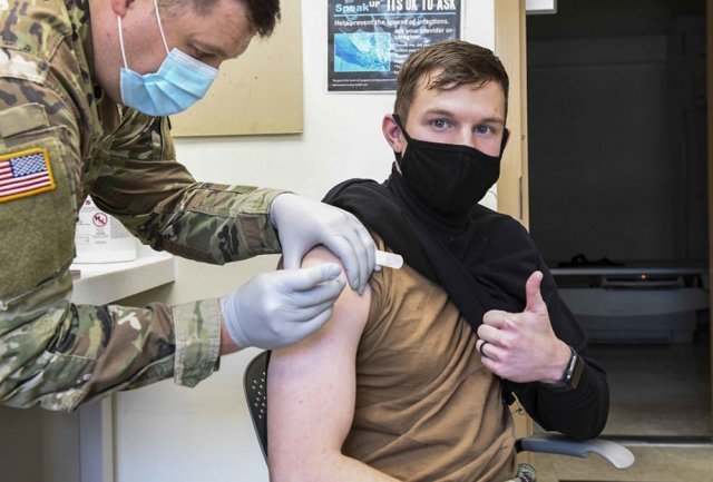 4일 경남 진해의 미 해군 병원에서 한 미군이 코로나19 백신을 맞으며 ‘엄지 척’을 하고 있다. 사진 출처 미 해군 홈페이지