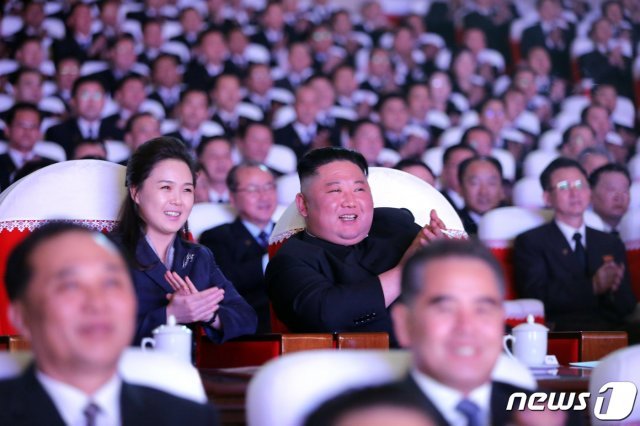 북한 노동당 기관지 노동신문은 17일 김정은 당 총비서가 전날 당 중 앙지도기관 성원들과 함께 광명성절 기념 공연을 관람하였다고 보도했다. 김 총비서의 부인 리설주 여사도 약 1년 만에 공식석상에 모습을 보였다.