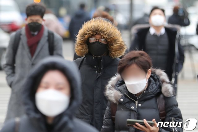 16일 서울 광화문 일대에서 출근길 시민들이 옷을 두툼하게 입은 채 발걸음을 재촉하고 있다. 2021.2.16/뉴스1 © News1