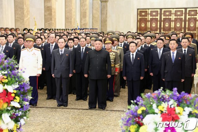 북한 노동당 기관지 노동신문은 17일 김정은 당 총비서가 전날 선대 김정일 국방위원장의 생일(광명성절)을 맞아 그의 시신이 안치된 금수산태양궁전을 참배했다고 보도했다. 중앙위 정치국 상무위원회 위원들과 정치국 위원, 후보위원들, 당중앙 지도기관 성원들이 참가했다. (평양 노동신문=뉴스1)