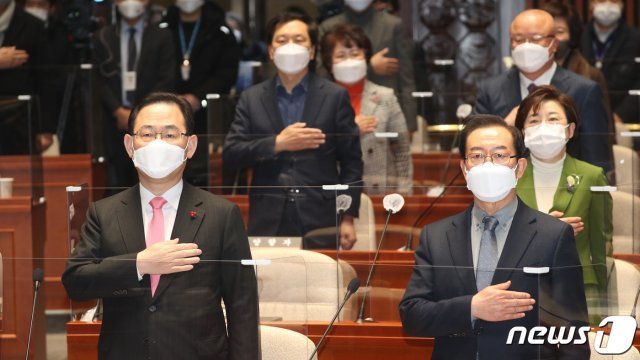 주호영 국민의힘 원내대표 등 참석자들이 17일 오전 서울 여의도 국회에서 열린 의원총회에서 국민의례를 하고 있다. 2021.2.17/뉴스1 © News1