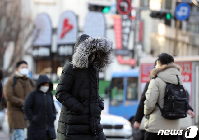 서울 아침기온이 영하 10도까지 떨어지며 한파가 찾아온 17일 오전 서울 세종대로 광화문사거리에서 출근길 시민들이 발걸음을 재촉하고 있다. 2021.2.17 © News1