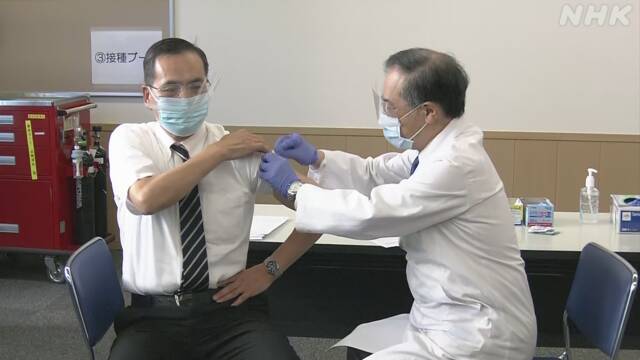 아라키 가즈히로 국립 도쿄의료센터 원장이 17일 오전 화이자 백신을 접종받고 있다. <출처=NHK 캡처>