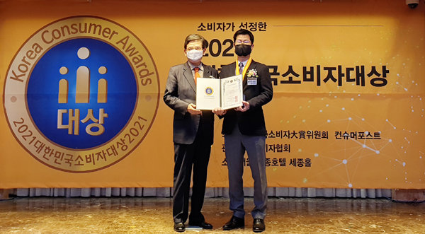 홍석우 시크릿다이렉트코리아 운영총괄 상무(오른쪽)가 이승남 한국소비자협회 고문으로부터 ‘2021 대한민국소비자대상’을 수상한 후 기념촬영을 하고 있다.