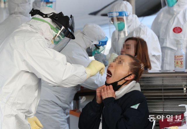 인근 공장 근로자들이 코로나19 검사를 받고있다.