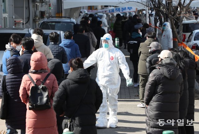 17일 경기 남양주 진관산업단지내 근로자 1200 여명이 코로나19 검사를 받기위해 줄을 서있다. 김재명 기자 base@donga.com
