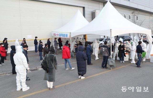 진관산단의 한 공장 앞에 설치된 코로나 19 임시검사소에서 근로자들이 검사를 받고있다.