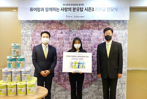 왼쪽부터 ㈜퓨어랜드 송경수 대표이사, 한국소아암재단 이지혜 과장, 한국소아암재단 이성희 이사장