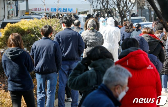 17일 신종 코로나바이러스 감염증(코로나19) 집단감염이 발생한 경기 남양주 진관산업단지 이동검사소에서 근로자들이 전수검사를 위해 줄 서 있다. 방역당국에 따르면 진관산단에서 현재까지 115명이 코로나 확진 판정을 받아 산단 내 전체 근로자들을 대상으로 전수검사를 펼치고 있다. 2021.2.17/뉴스1 © News1