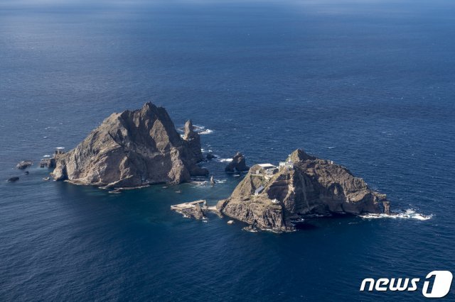 독도는 경북도 울릉군에 소속된 대한민국 정부 소유(독도 행정 관리: 해양수산부)의 국유지로서 천연기념물 336호(1982년 11월 문화재청)로 지정되어 있다. 독도의 행정구역은 경북도 울릉군 울릉읍 독도리 1~96(분번 포함 101필지)이다. 동도와 서도 외에 89개의 부속도서로 구성되어 있으며 총면적은 187,554㎡(동도 73,297㎡, 서도 88,740㎡)이다. © News1