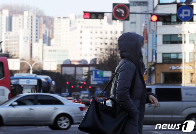 서울 아침기온이 영하 10도까지 떨어지며 한파가 찾아온 17일 오전 서울 세종대로 광화문사거리에서 출근길 시민들이 발걸음을 재촉하고 있다. 2021.2.17 © News1