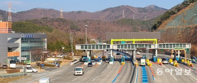 경남 창원시 마산만을 가로지르는 마창대교의 요금소. 통행료 조정과 교량 관리권 이전 문제에 대해 경남도, 창원시, ㈜마창대교가 서로 다른 주장을 펴고 있다. 왼쪽 건물은 ㈜마창대교 사무실. 강정훈 기자 manman@donga.com