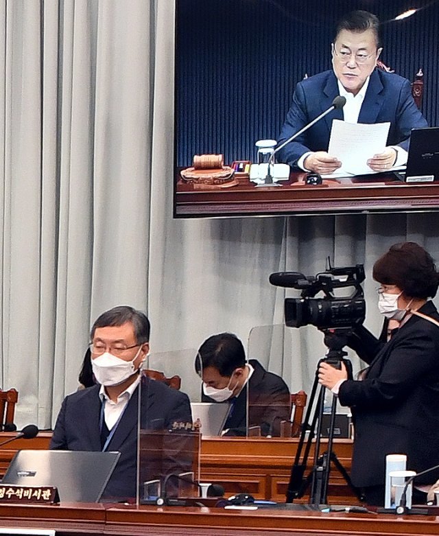 16일 신현수 청와대 민정수석이 청와대에서 열린 제7회 국무회의에 참석해 문재인 대통령의  모두 발언을 듣고 있다. 2021.2.16. 청와대사진기자단