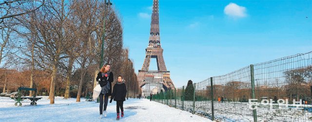 폭설로 프랑스 파리시가 온통 하얗게 변한 10일 한 모녀가 에펠탑 옆 샹드마르스 공원을 산책하고 있다. 파리=김윤종 특파원 zozo@donga.com