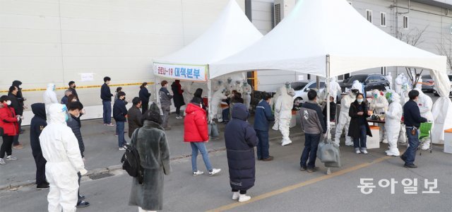 17일 오후 경기 남양주시 진관산업단지 내부에 설치된 신종 코로나바이러스 감염증(코로나19) 임시선별진료소에서 현장 근무자들이 1m 간격을 두고 줄을 서 진단검사를 기다리고 있다. 남양주=김재명 기자 base@donga.com