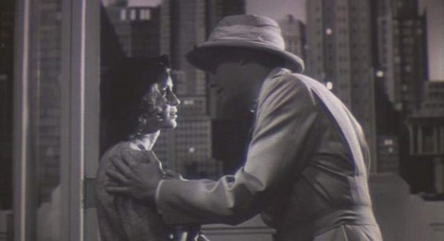 영화 ‘카이로의 붉은 장미’에서 남편으로부터 학대받던 주인공 세실리아(왼쪽)는 영화 속 등장인물인 톰 백스터로부터 사랑 고백을 받고 행복해한다. 20세기 스튜디오 제공
