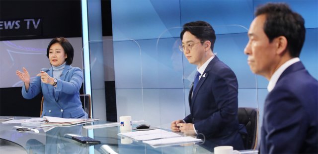 더불어민주당 서울시장 후보 경선에 나선 박영선(왼쪽), 우상호(오른쪽) 후보가 17일 오후 연합뉴스TV에서 두 번째 TV 토론을 하고 있다. 사진공동취재단