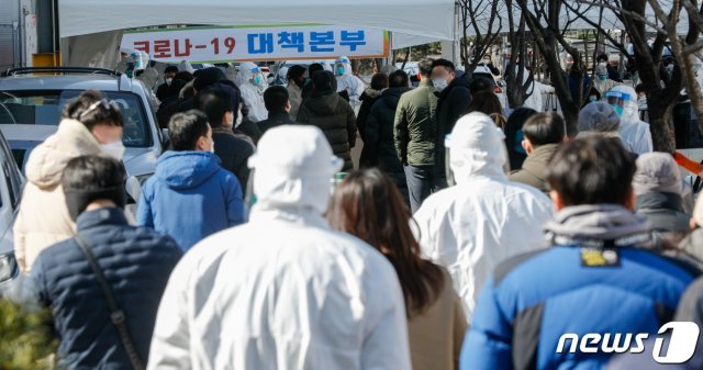 17일 신종 코로나바이러스 감염증(코로나19) 집단감염이 발생한 경기 남양주 진관산업단지 이동검사소에서 근로자들이 전수검사를 위해 줄 서 있다. 방역당국에 따르면 진관산단에서 현재까지 115명이 코로나 확진 판정을 받아 산단 내 전체 근로자들을 대상으로 전수검사를 펼치고 있다. 2021.2.17/뉴스1 © News1