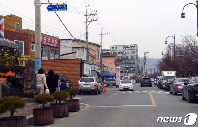 설 연휴 기간 ‘5인 이상 모임 금지’ 조치를 내놓으면서 연휴 첫날인 지난 11일 ‘코로나19 청정지역’인 전남 장흥군 토요시장이 한산한 모습을 보이고 있다.2021.2.11/뉴스1 © News1