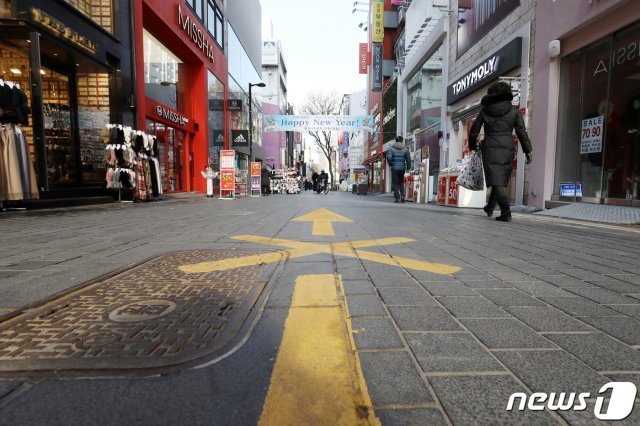 17일 오후 서울 중구 명동거리가 신종 코로나바이러스 감염증(코로나19) 3차 유행으로 인한 수도권 거리두기 2.5 단계 발령에 따라 한산한 모습을 보이고 있다. 2021.1.17/뉴스1 © News1