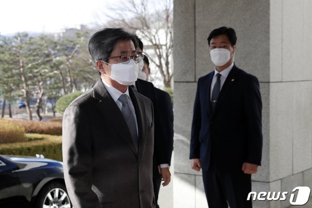 김명수 대법원장이 18일 오전 서울 서초구 대법원으로 출근하고 있다. 2021.2.18/뉴스1 © News1