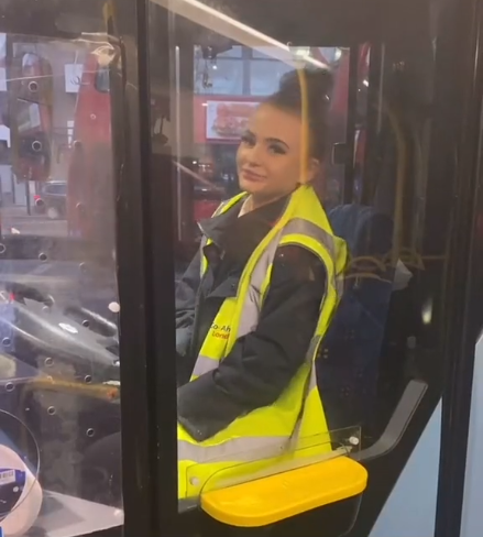 영국에서 버스를 운행하는 조디 리 폭스. 틱톡 캡처