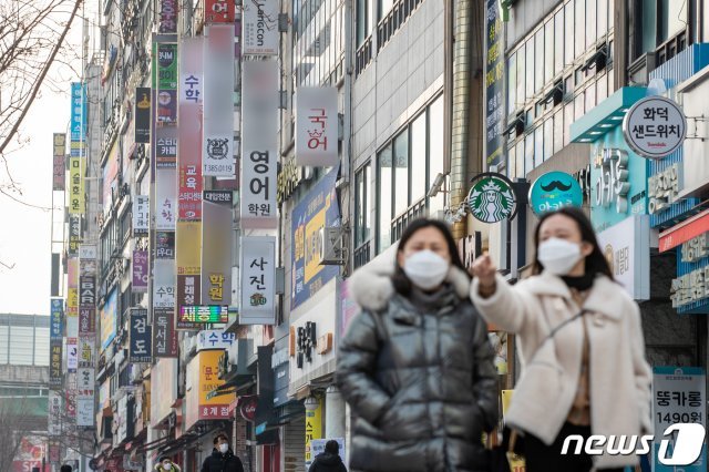 신종 코로나바이러스 감염증(코로나19) 국내 신규 확진자가 615명을 기록한 7일 경기 안양시내 학원가 모습./뉴스1 © News1