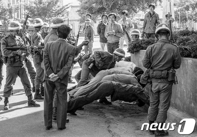 한국일보가 공개한 5·18민주화운동 당시 미공개 사진. 5·18 당시 계엄군에게 붙잡힌 시민들이 폭행을 당하고 있다.(한국일보 제공)2020.11.24/뉴스1