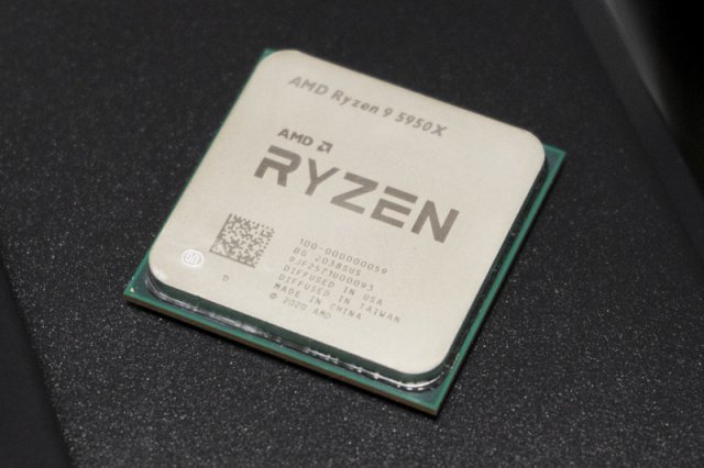 AMD 라이젠 9 5950X 프로세서, AM4 소켓이다. 출처=IT동아