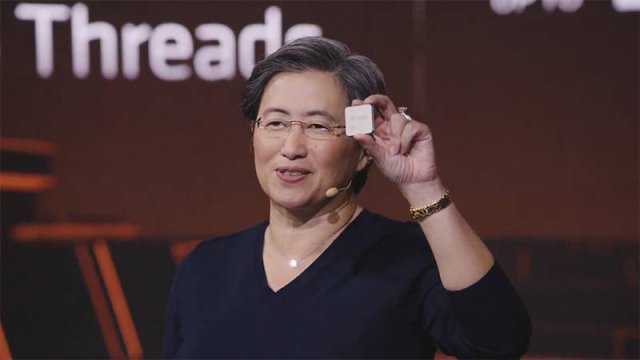 AMD 라이젠 4세대 프로세서를 들고 있는 리사 수. 출처=AMD